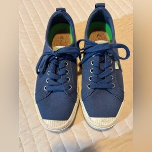 Cariuma  OCA Lowtop Canvas Sneakers